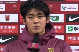 栾毅:我们非常团结,很不容易拿下这一分,虽然说少一个人